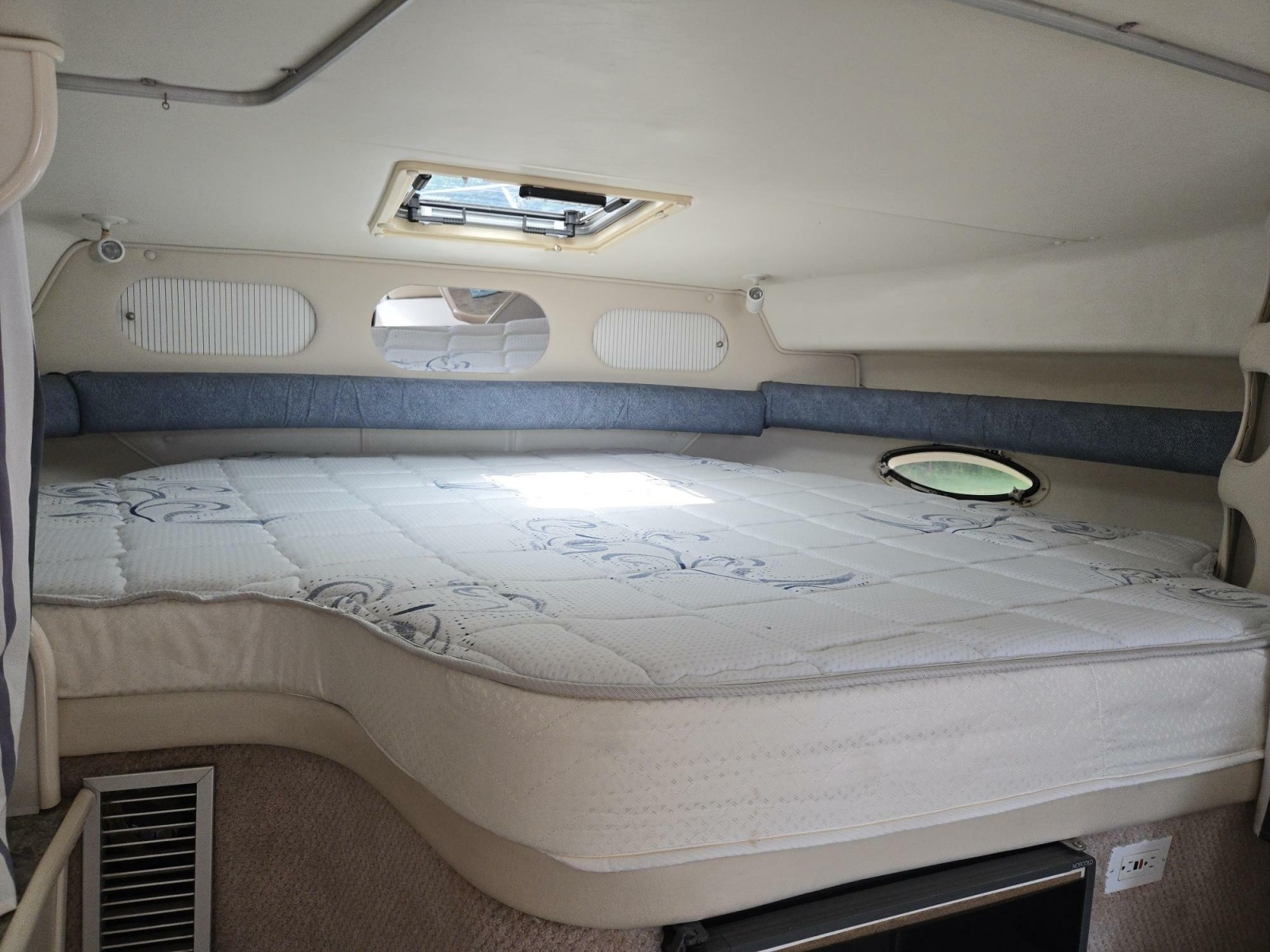 1999 Rinker 330 Fiesta Vee