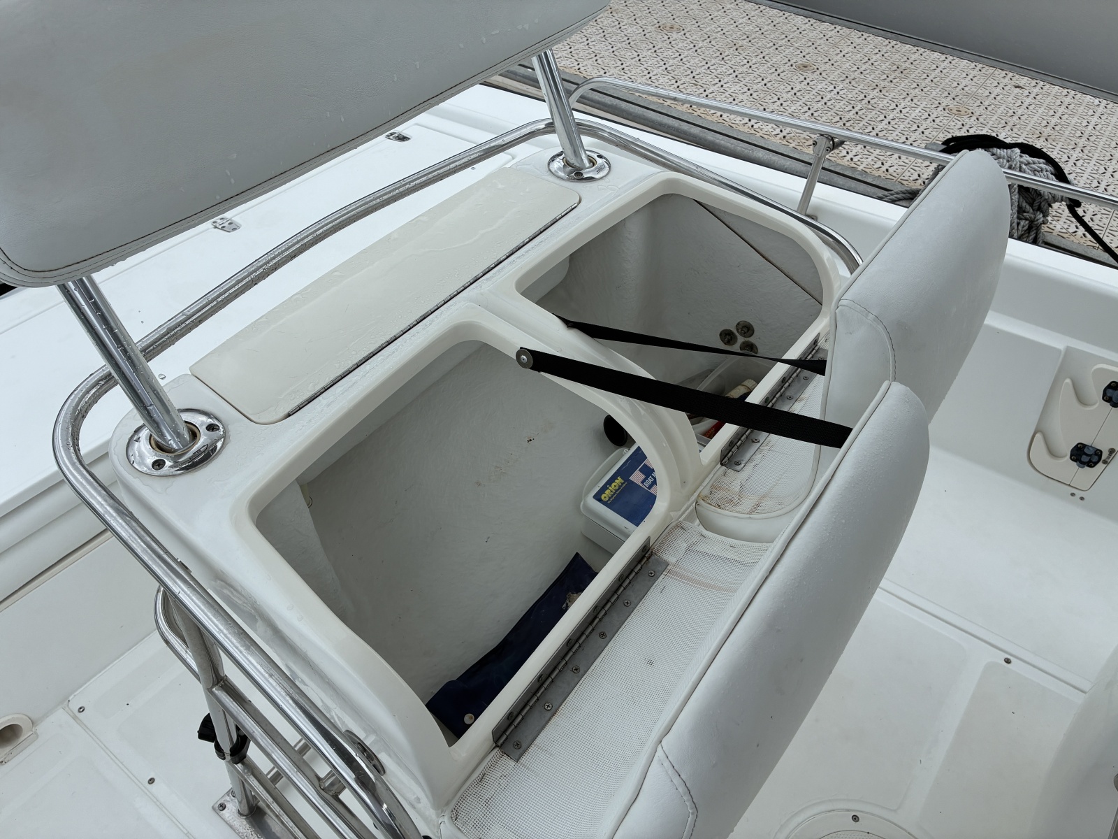 2004 Boston Whaler 220 Dauntless