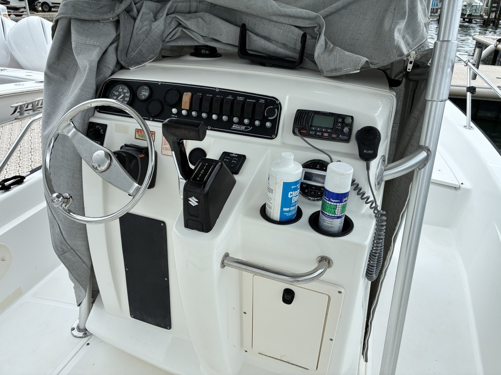 2004 Boston Whaler 220 Dauntless
