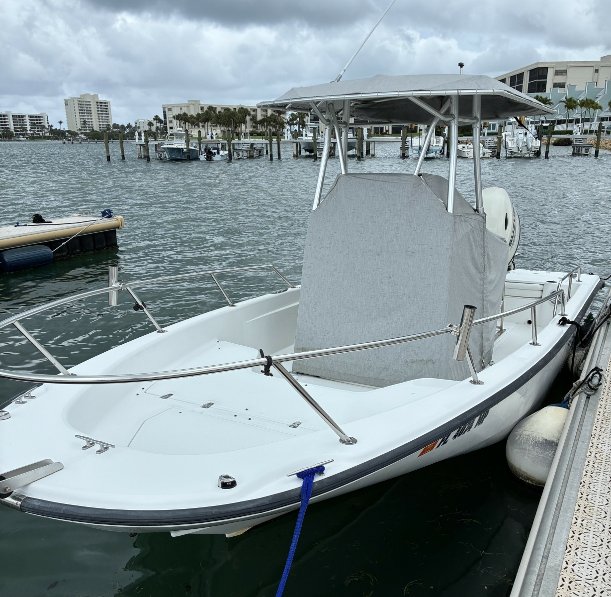 2004 Boston Whaler 220 Dauntless