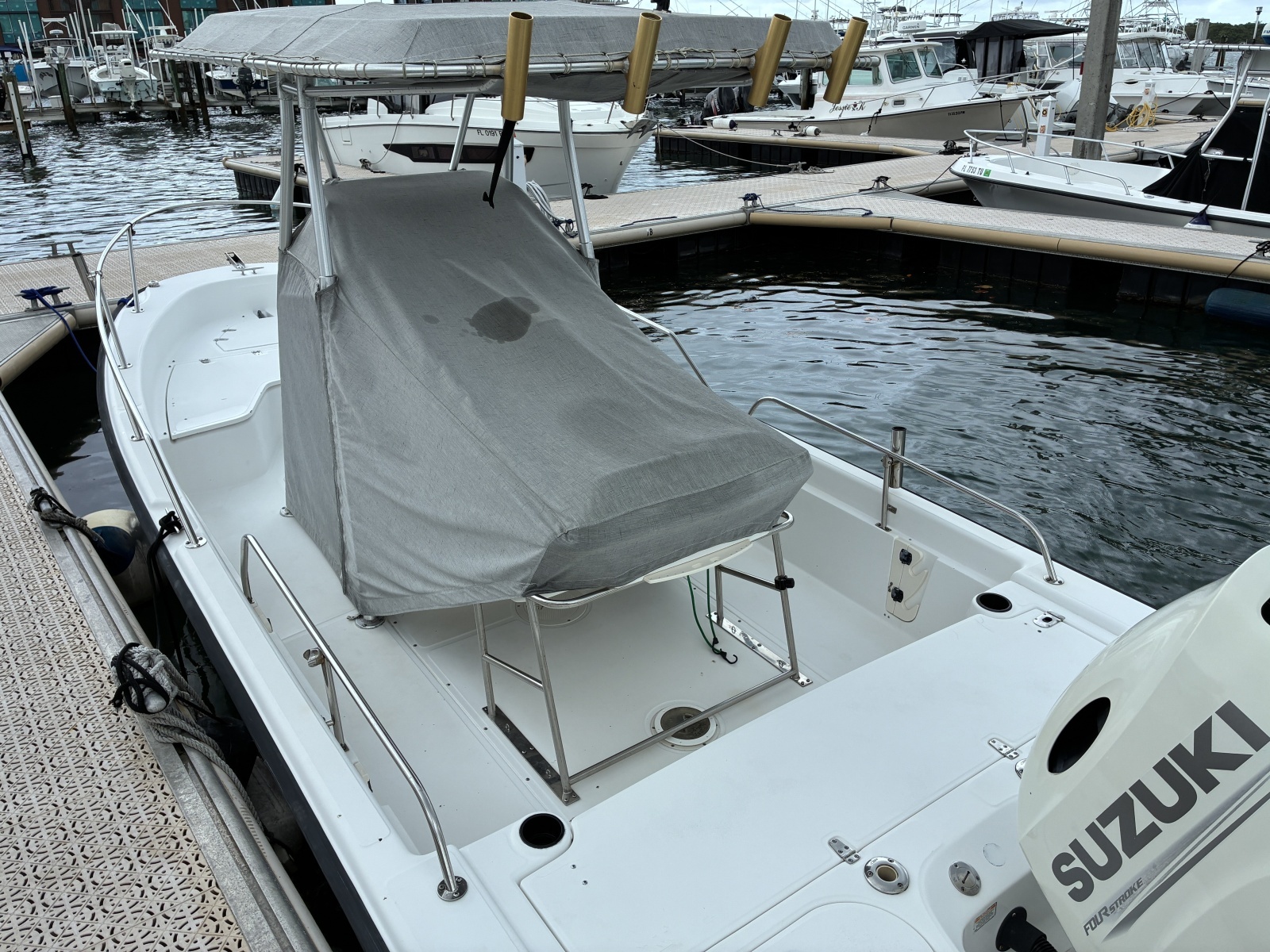 2004 Boston Whaler 220 Dauntless