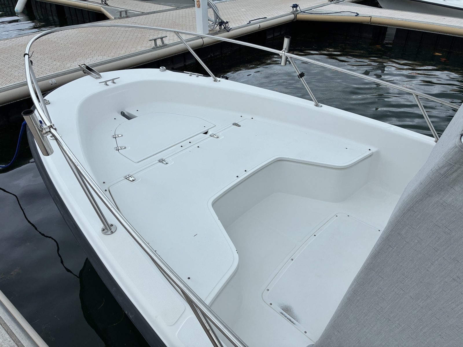 2004 Boston Whaler 220 Dauntless