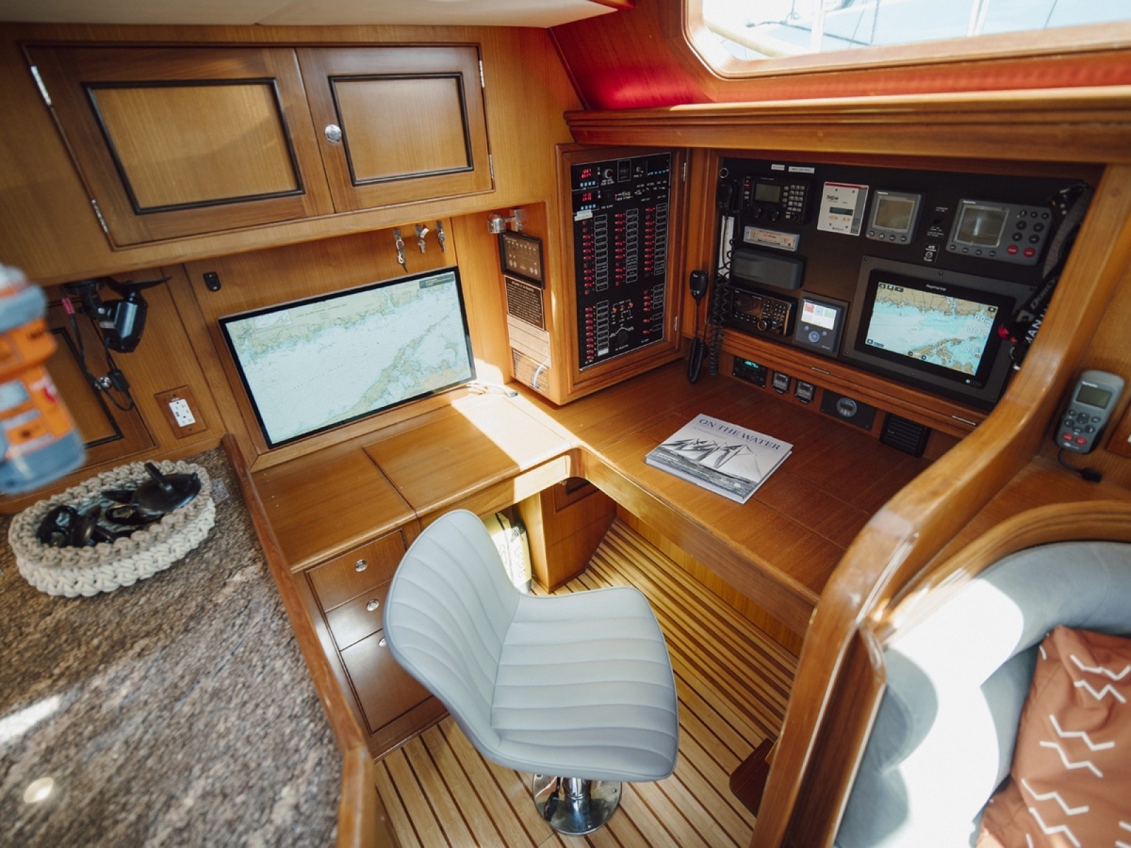 Saloon Aft, Nav