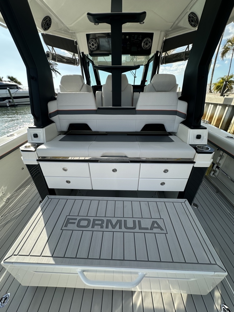 2024 Formula 387 Center Console Fish