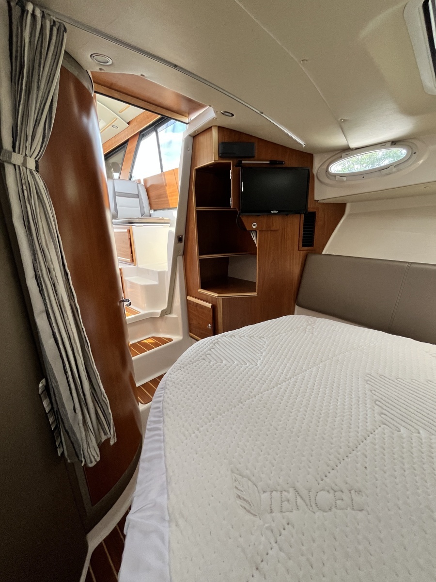 2023 Cutwater 32 Coupe