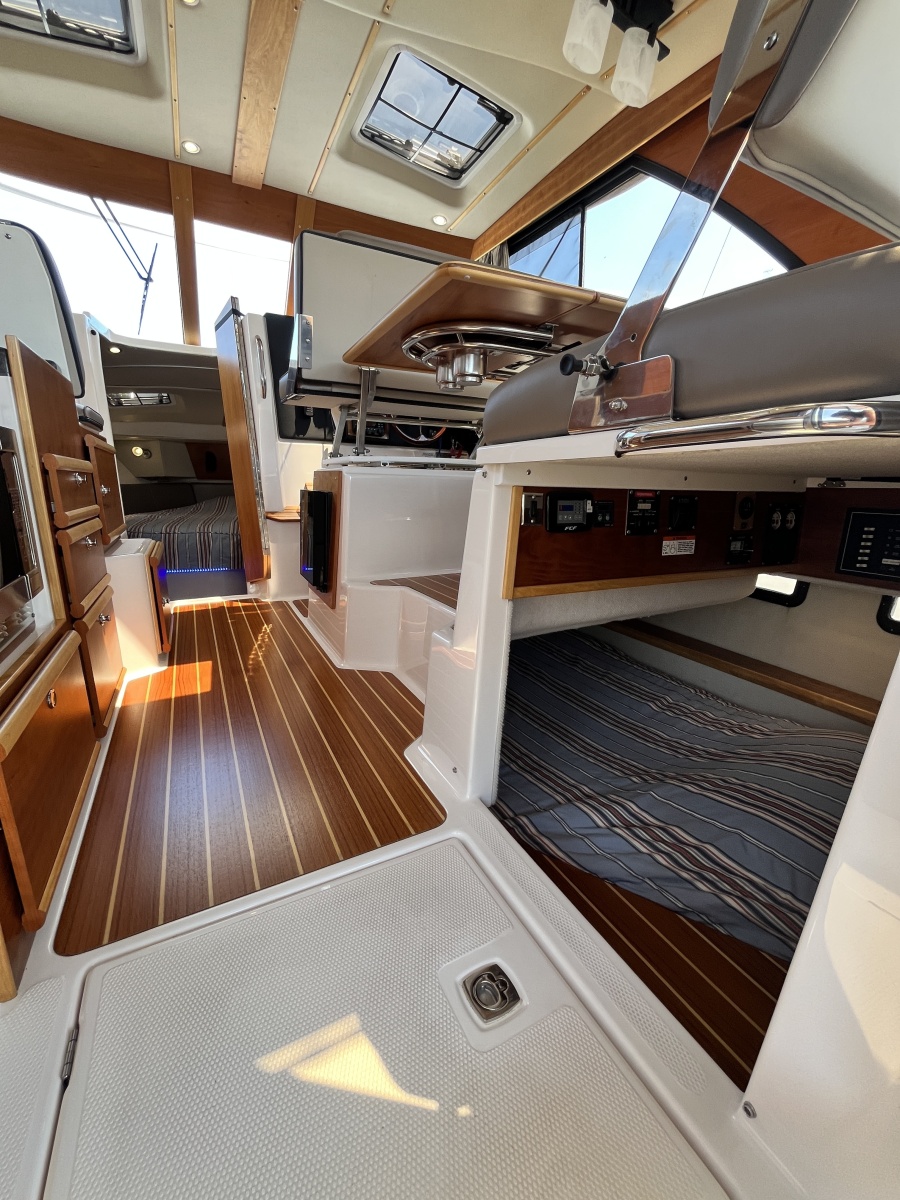 2023 Cutwater 32 Coupe