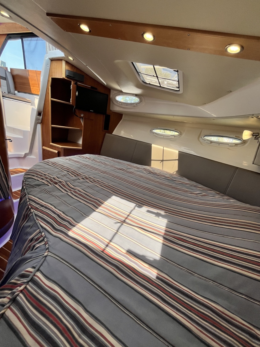 2023 Cutwater 32 Coupe