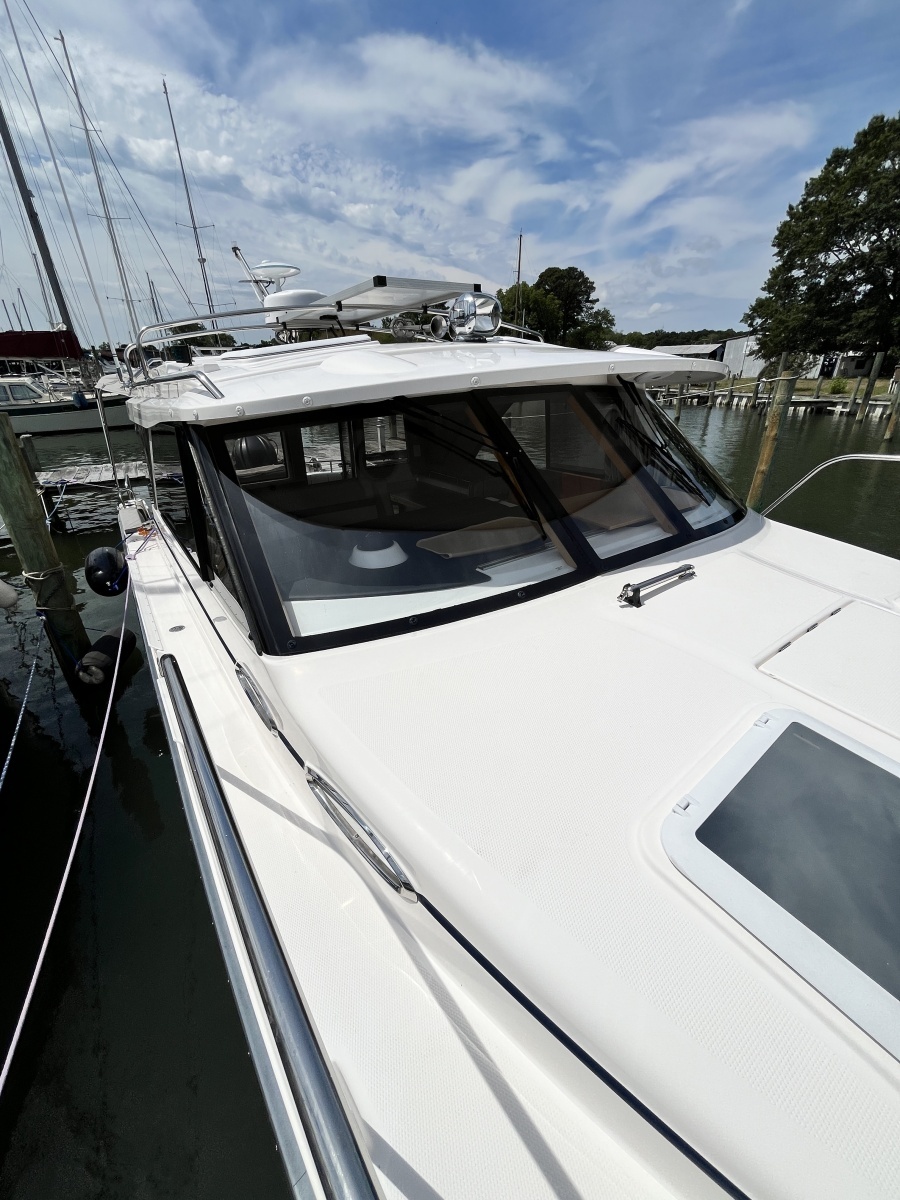 2023 Cutwater 32 Coupe