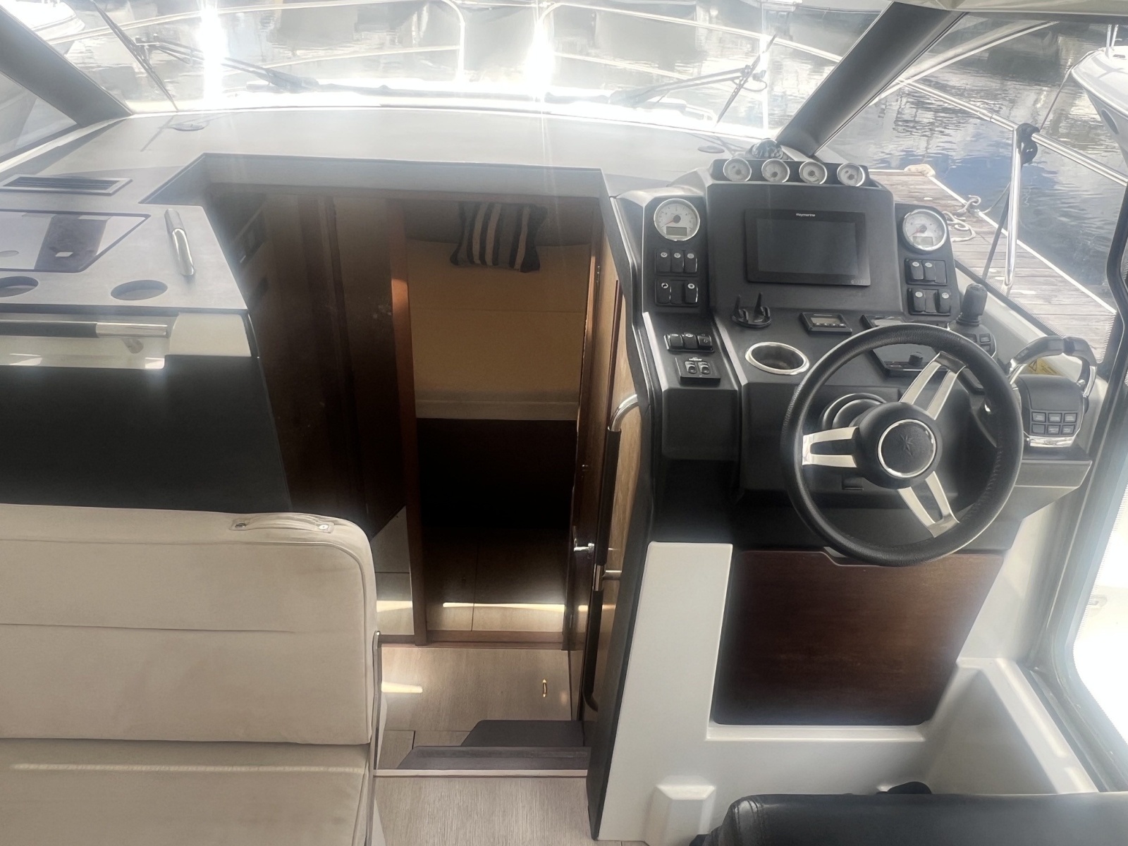 2019 Jeanneau NC 33