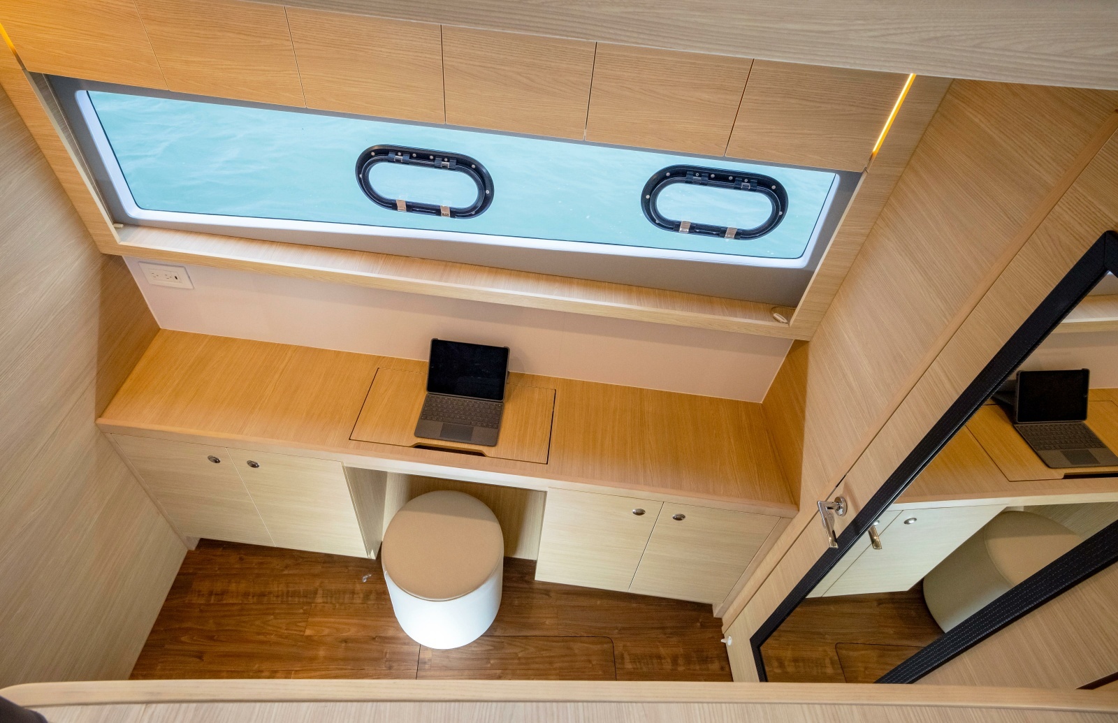 2025 Aquila 54 Yacht