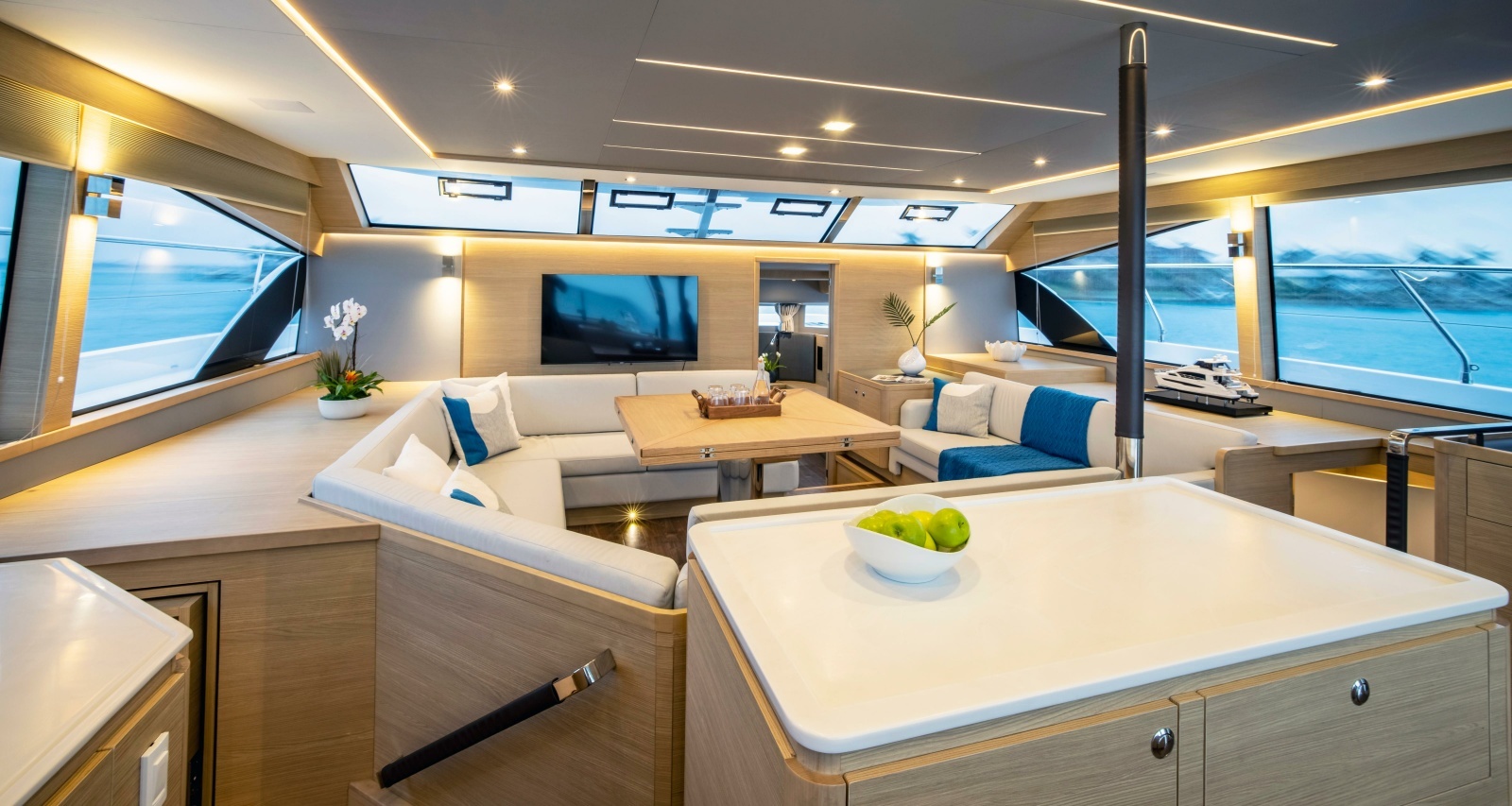 2025 Aquila 54 Yacht