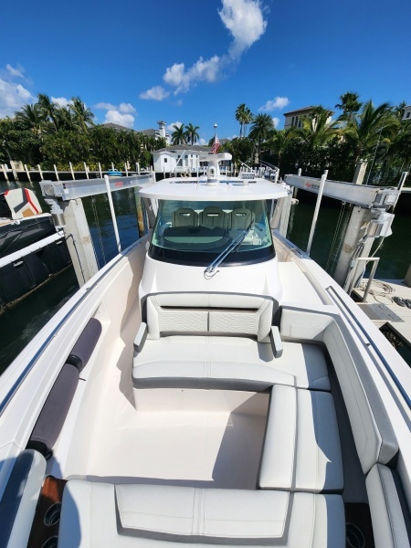 2019 Tiara Yachts 38 LS
