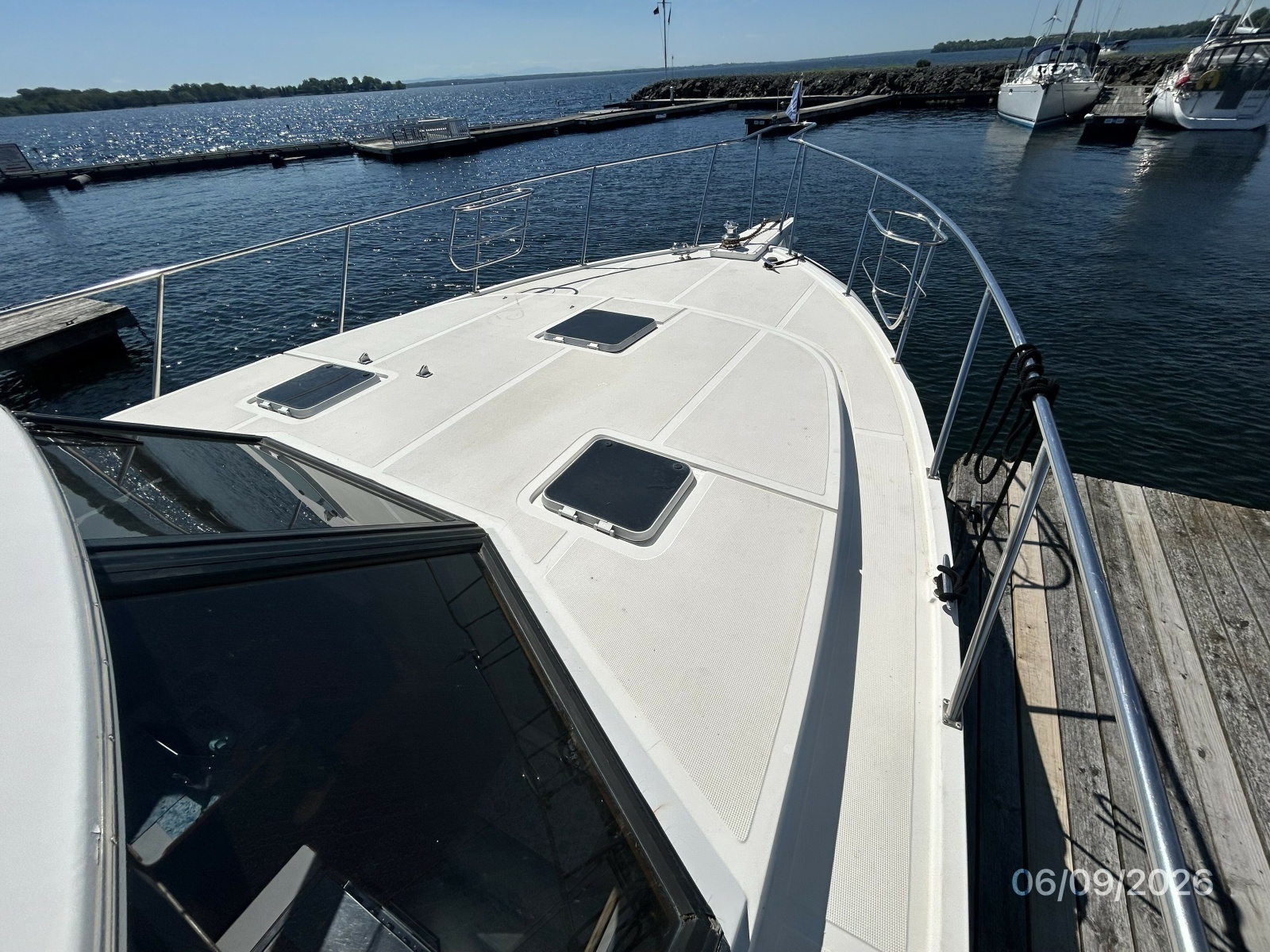 44' High Tech foredeck2