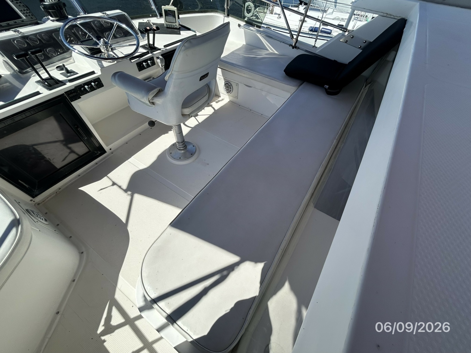 44' High Tech flybridge starboard-aft seating