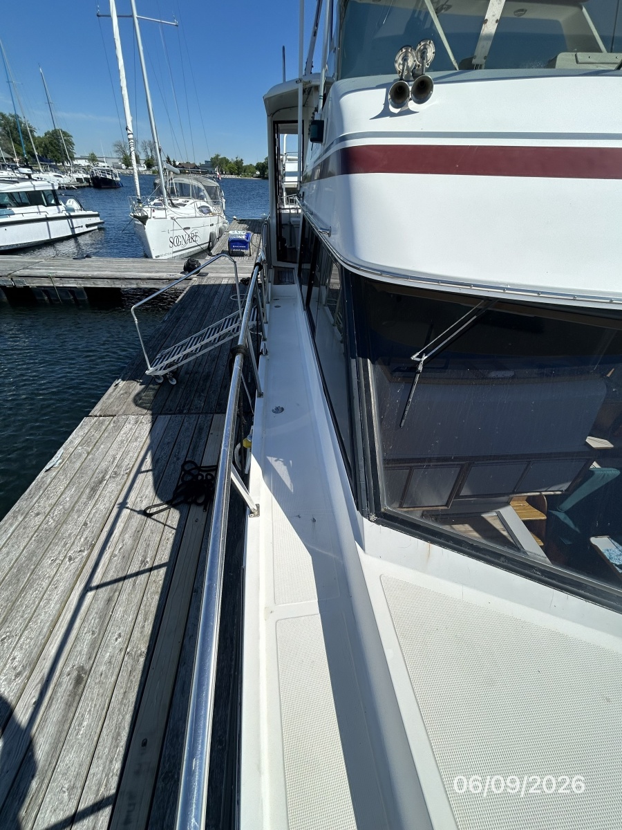 44' High Tech starboard side deck2