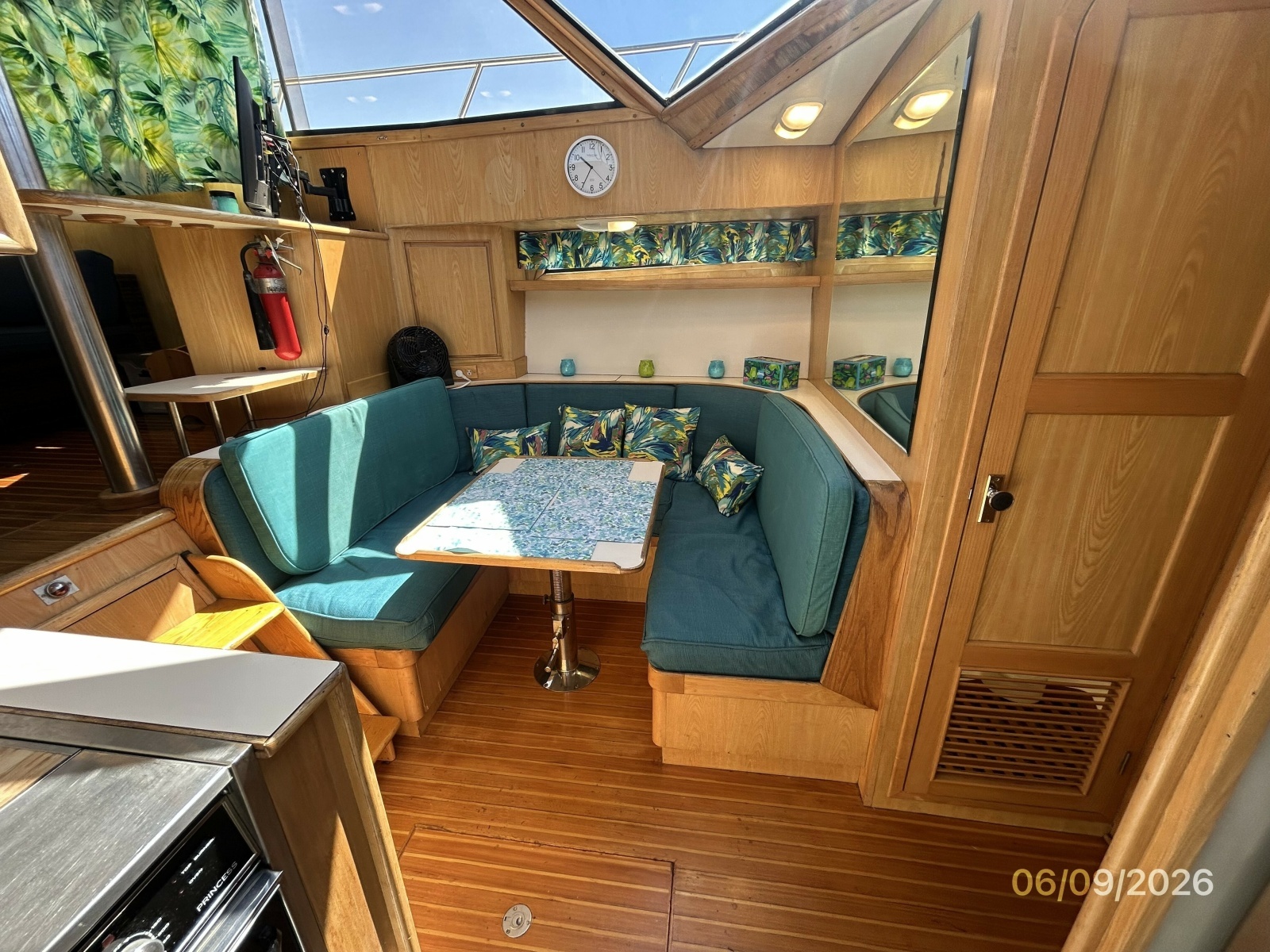 44' High Tech dinette