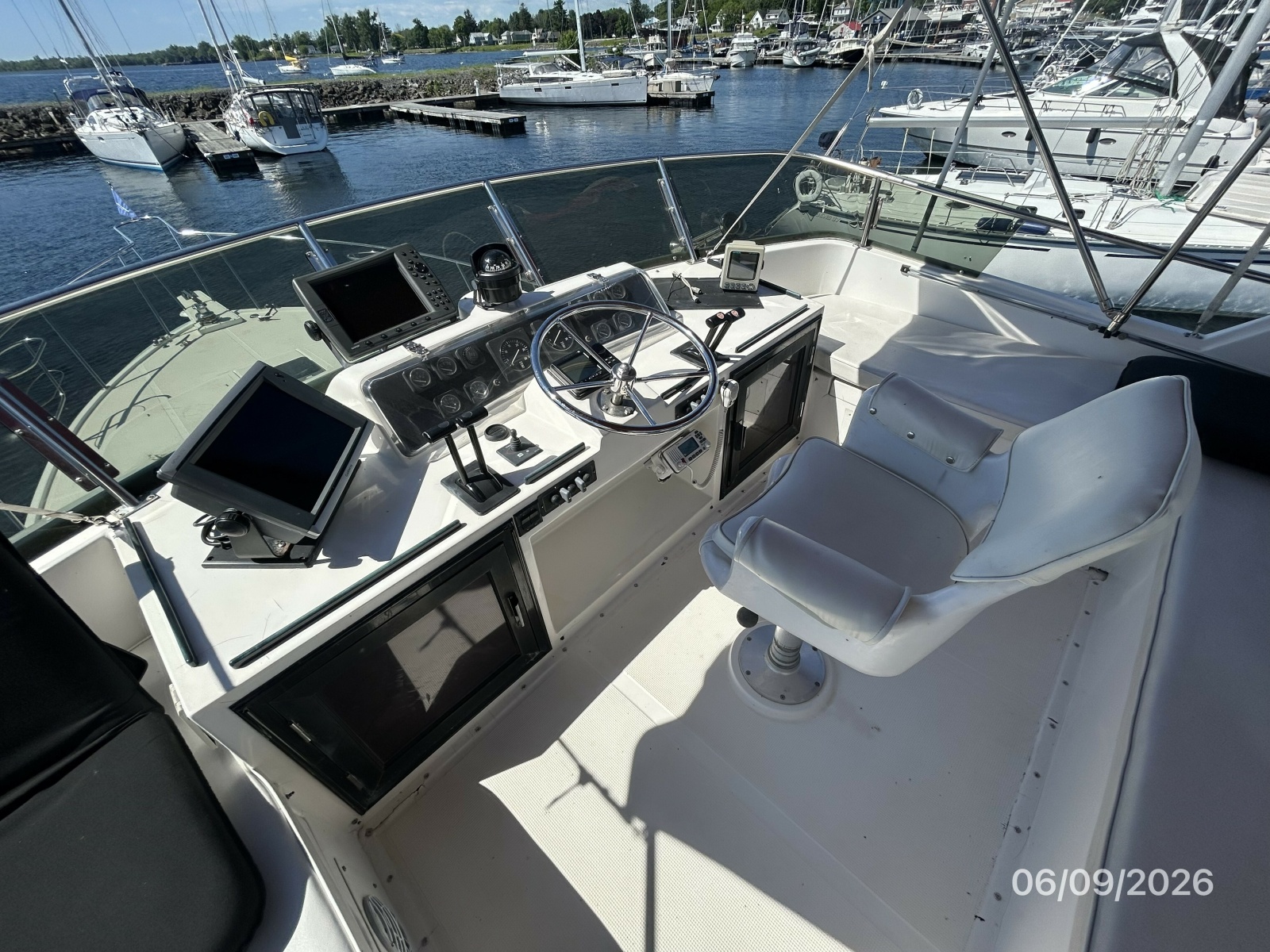 44' High Tech flybridge helm2