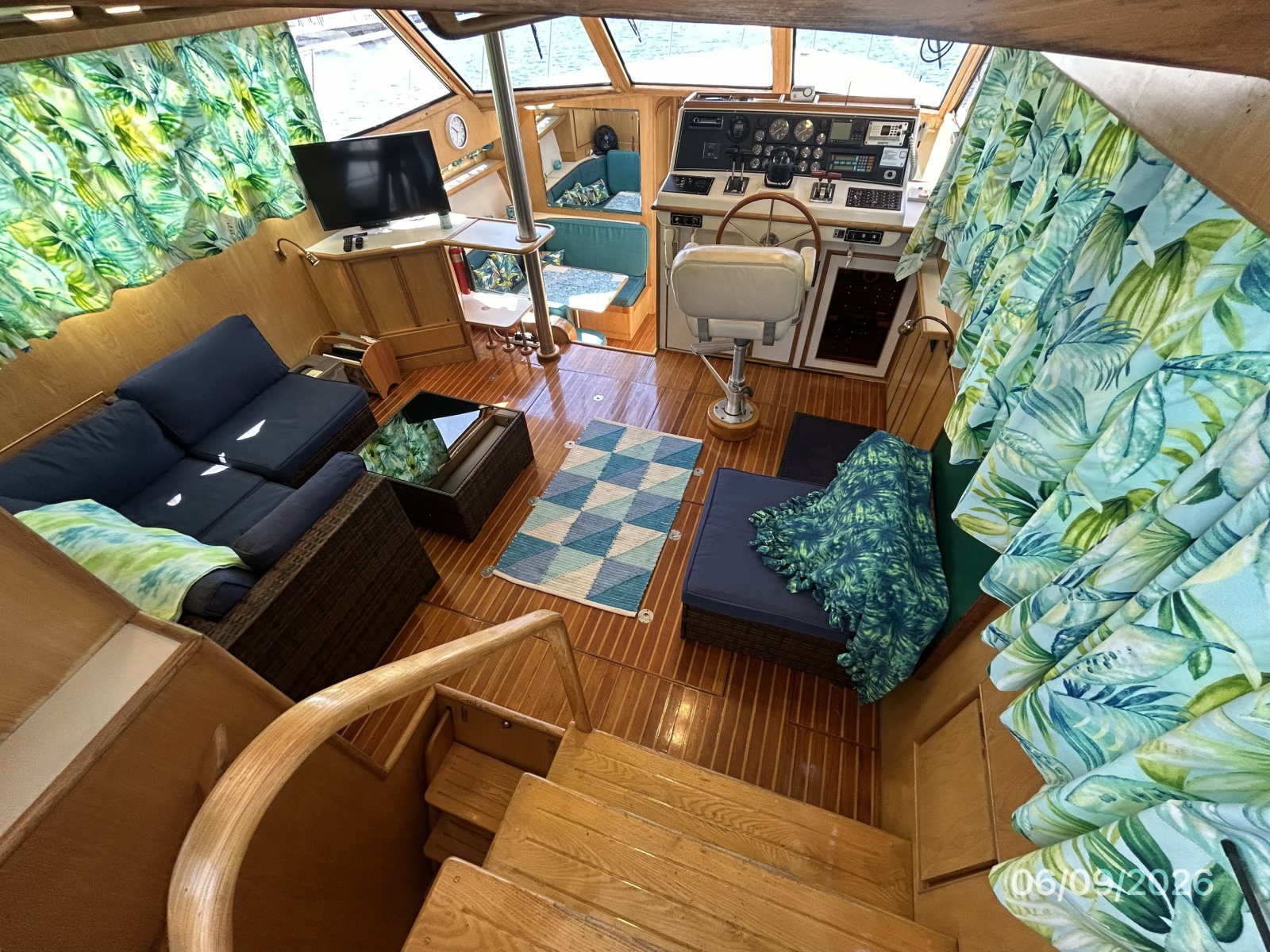 44' High Tech salon forward