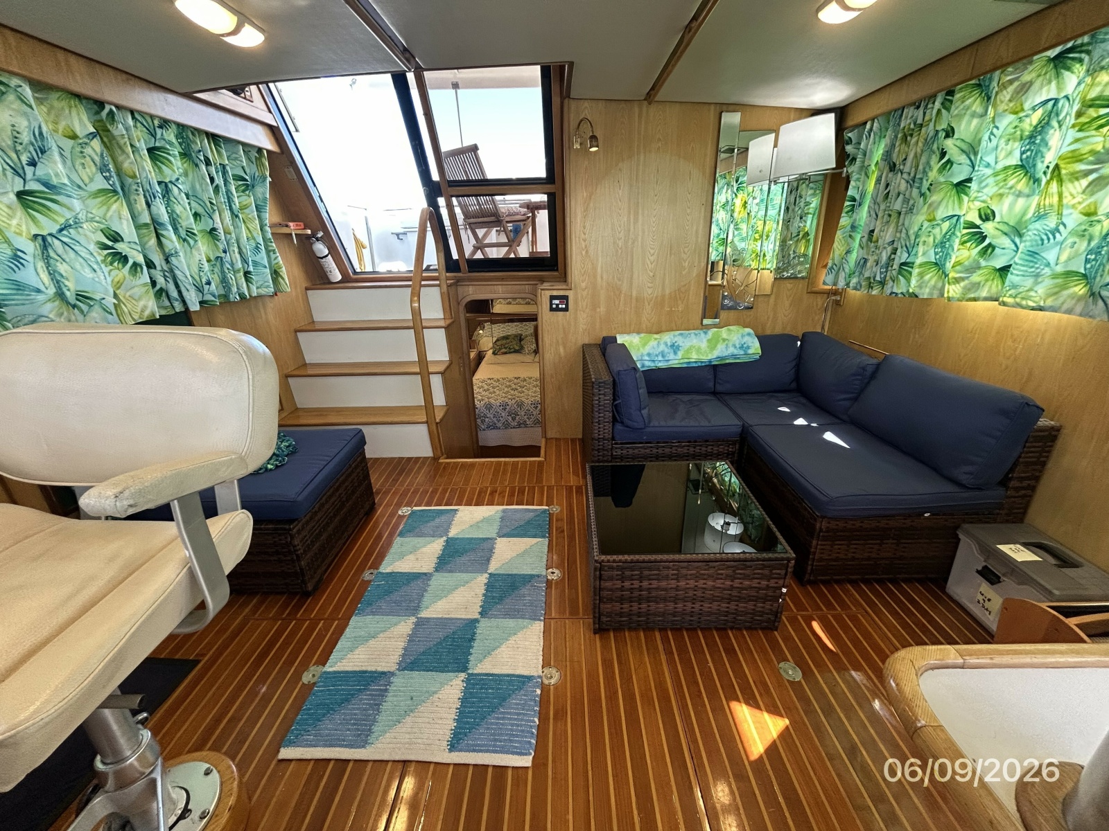 44' High Tech salon aft