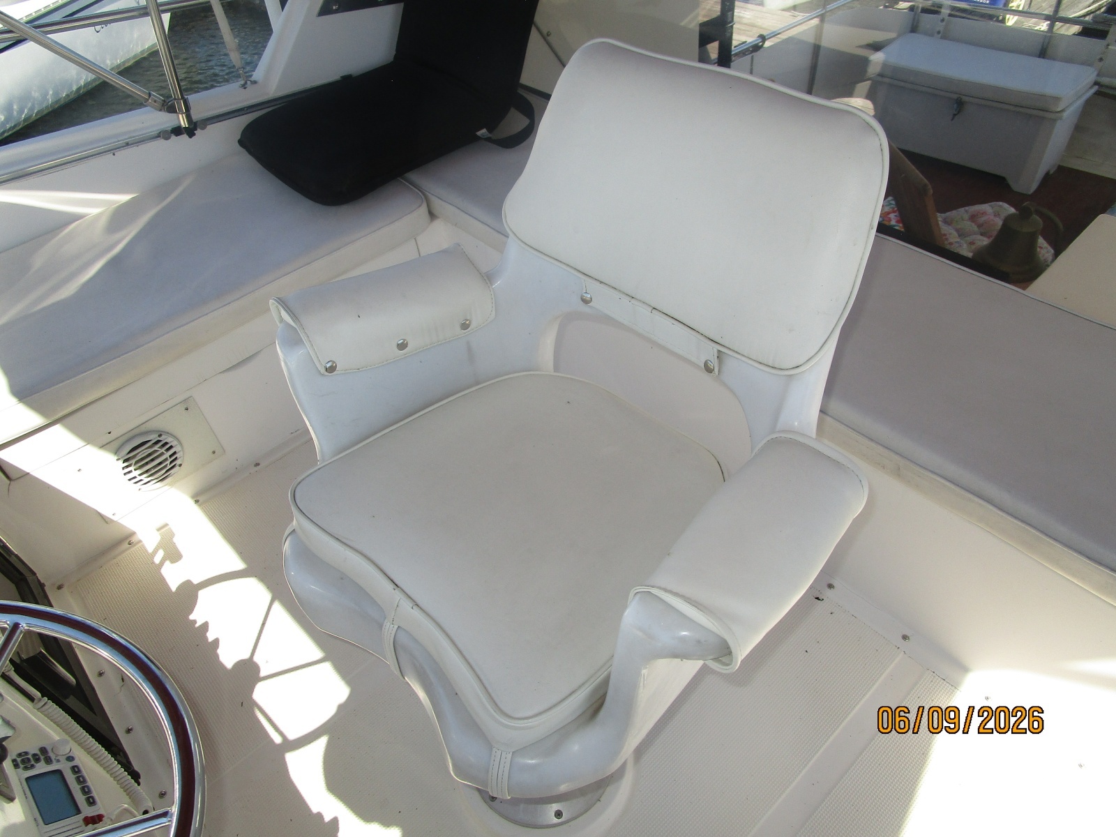 44' High Tech flybridge helmseat