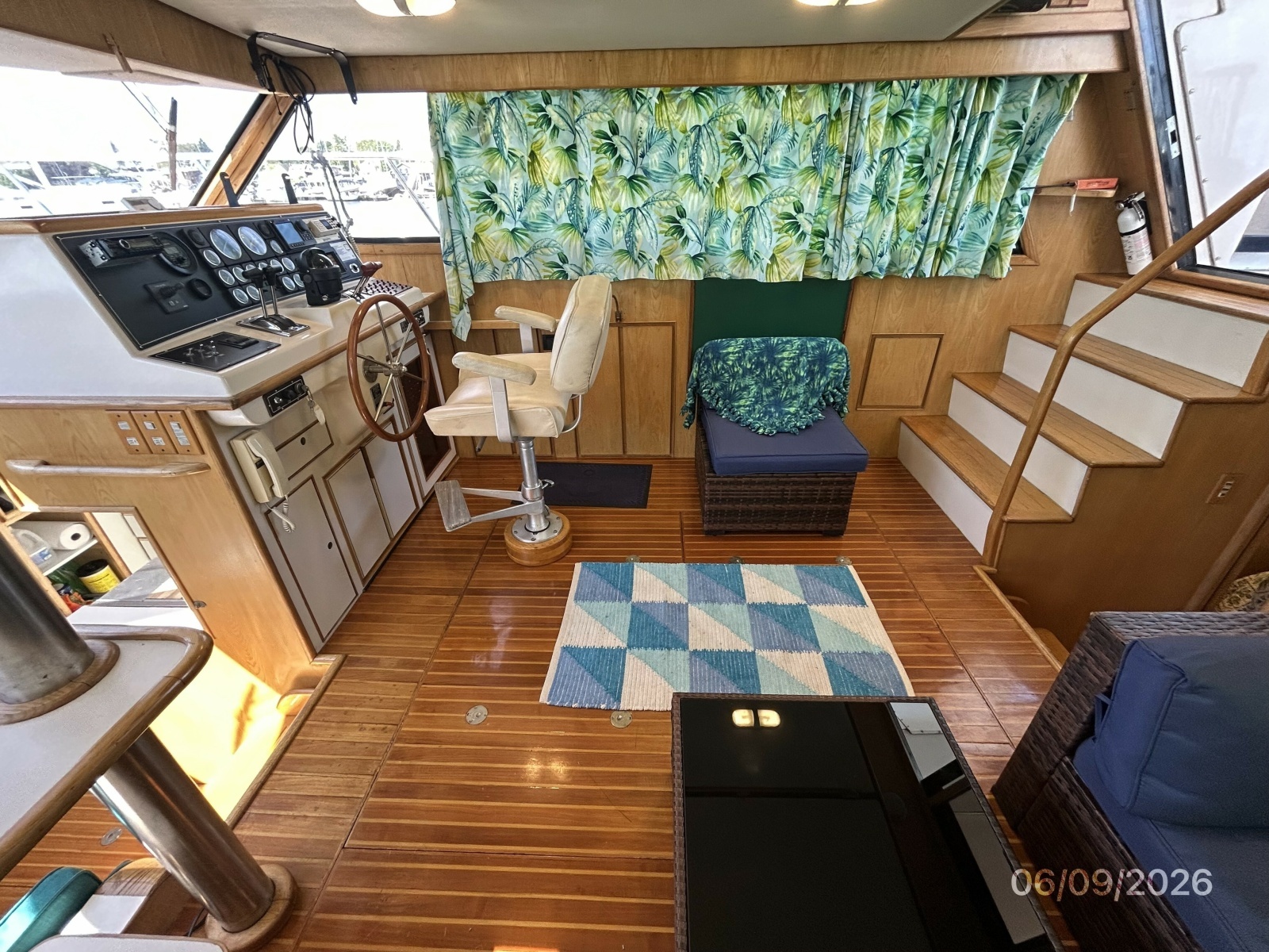 44' High Tech salon starboard