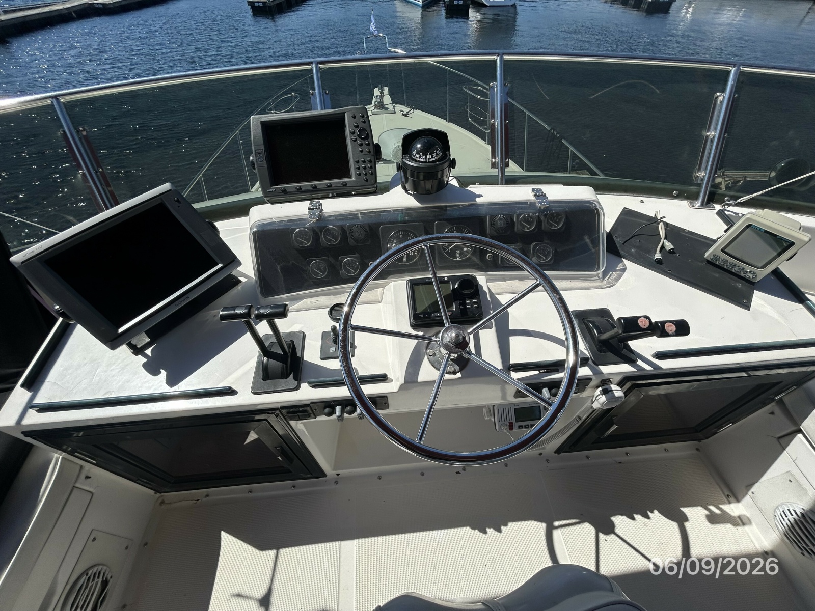 44' High Tech flybridge helm3