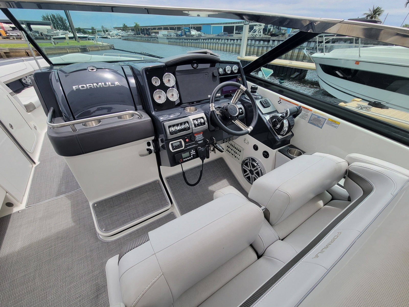 2019 Formula 350 Crossover Bowrider