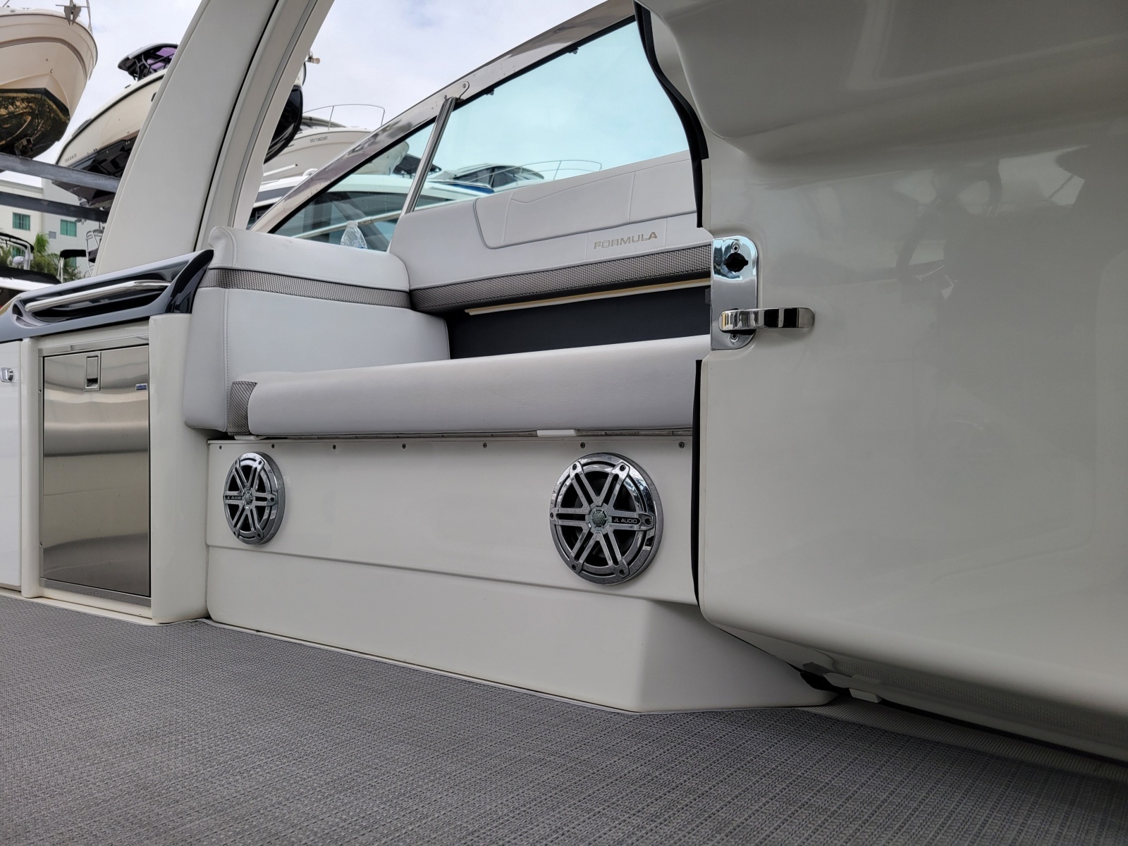 2019 Formula 350 Crossover Bowrider
