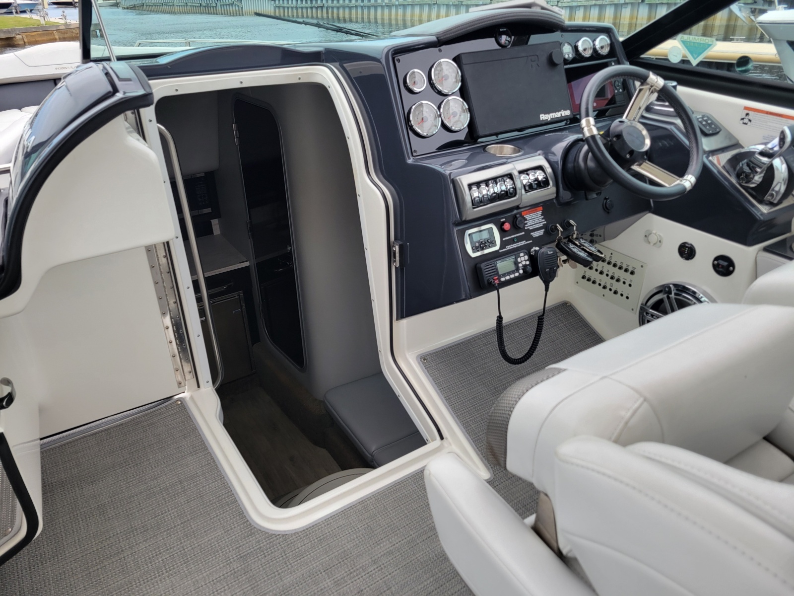 2019 Formula 350 Crossover Bowrider