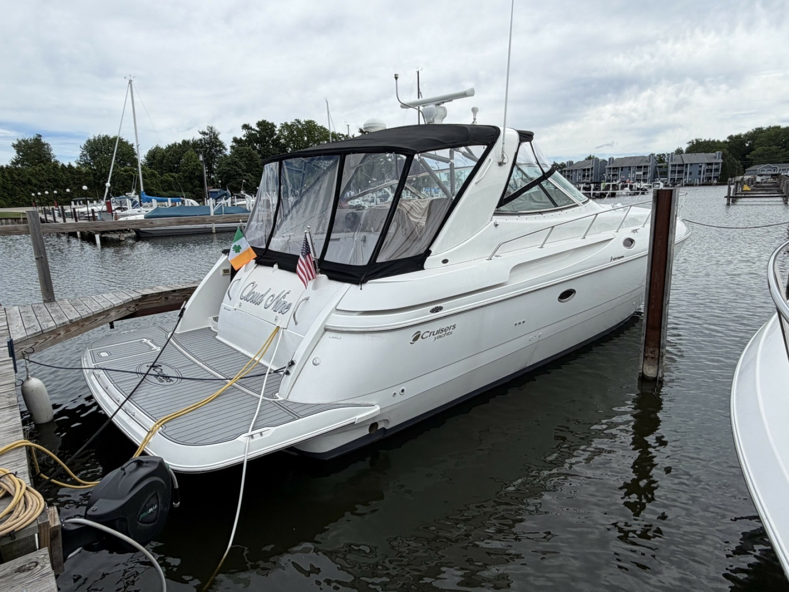 2001 Cruisers Yachts 3780 Express