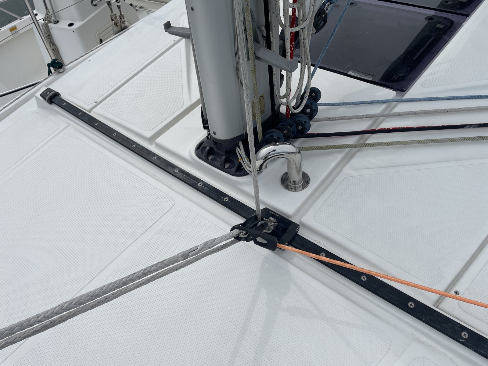 2014 Hanse 415 self tacking jib track