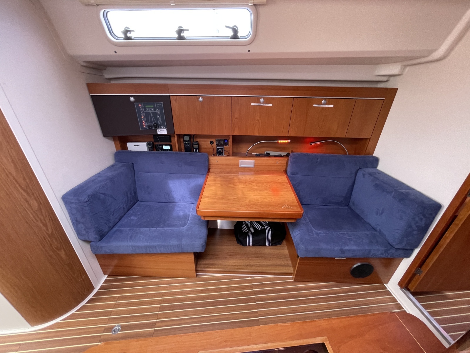 2014 Hanse 415 nav desk