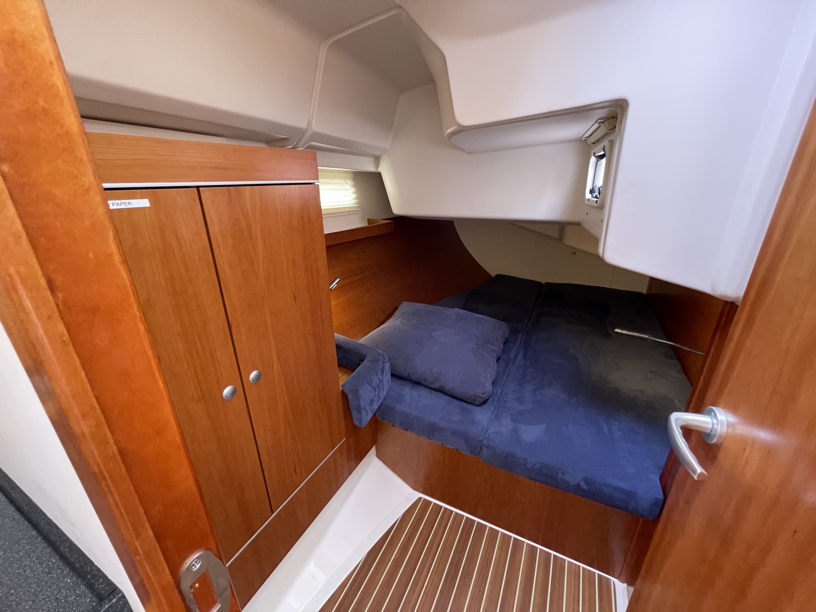2014 Hanse 415 starboard guest cabin