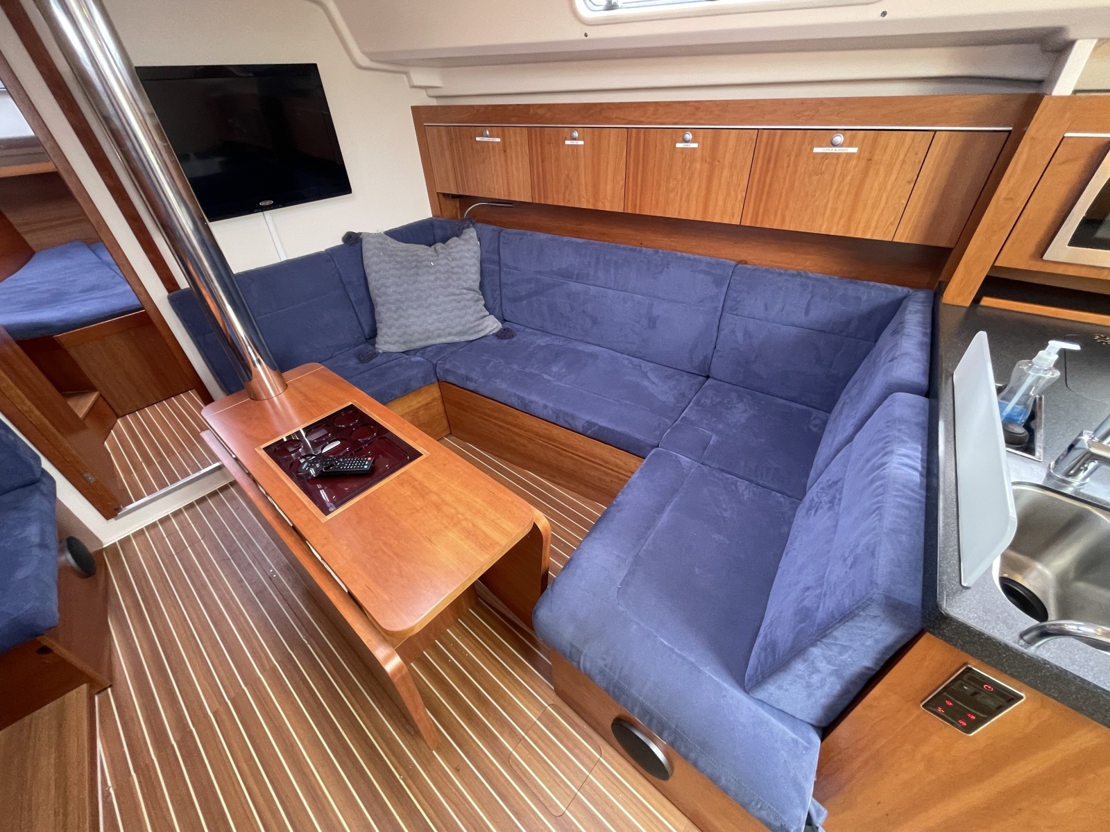 2014 Hanse 415 starboard settee