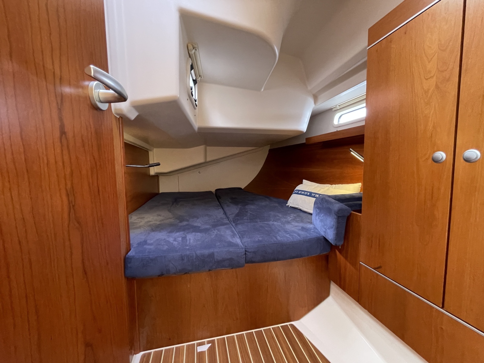 2014 Hanse 415 port guest cabin