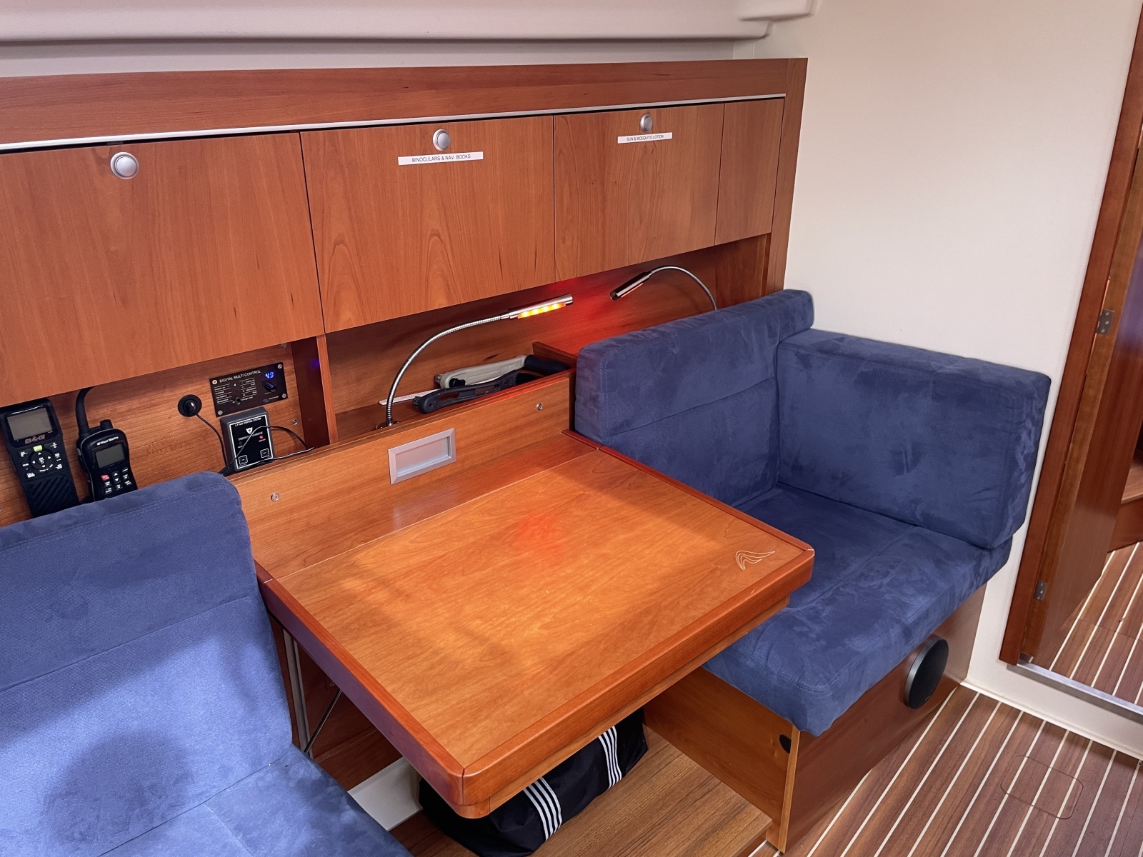 2014 Hanse 415 nav desk