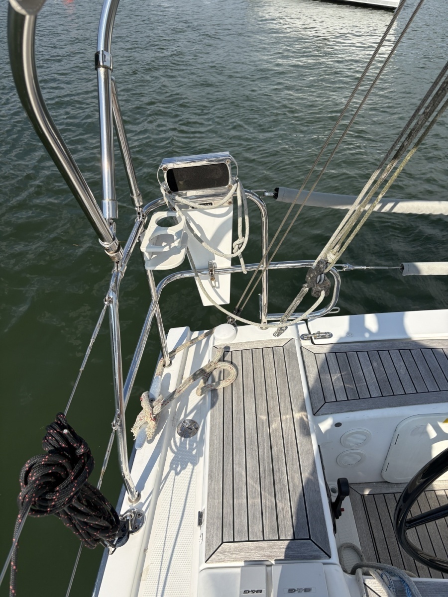 2014 Hanse 415 aft pulpit outboard rack