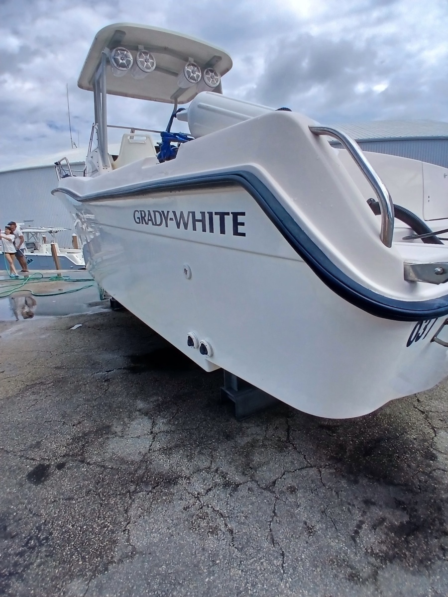 24ft Grady White Yacht For Sale