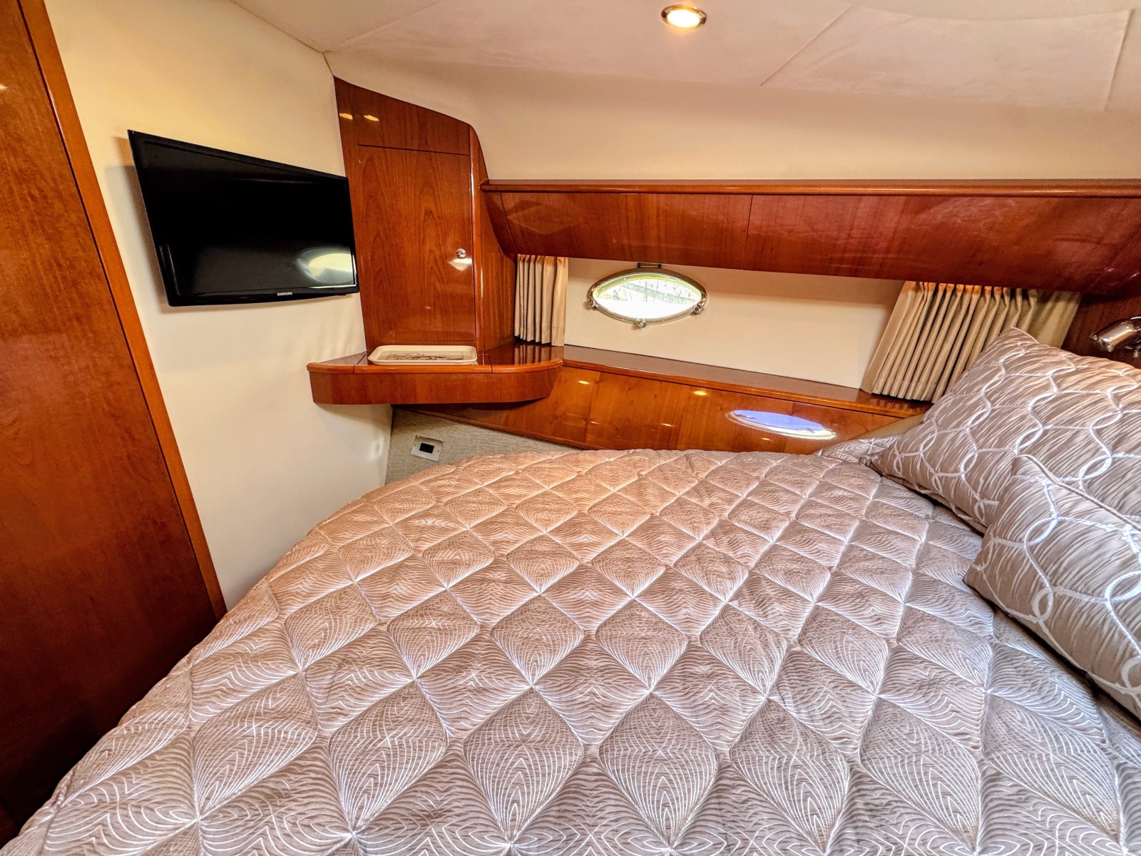58' 2004 Viking Princess V58