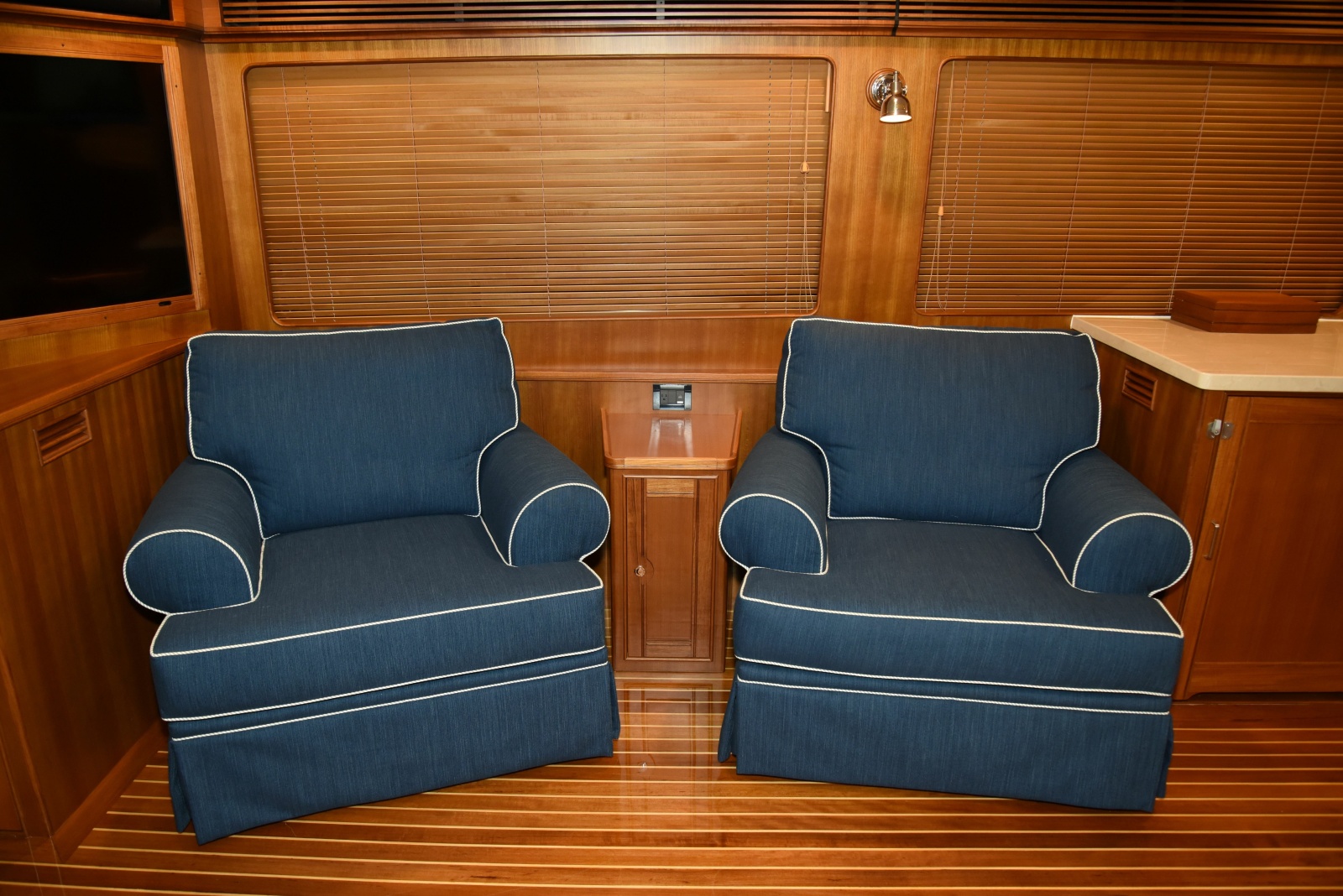 Salon Facing Port
