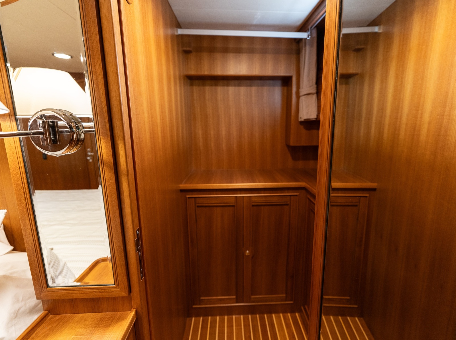 MSR Walk In Closet