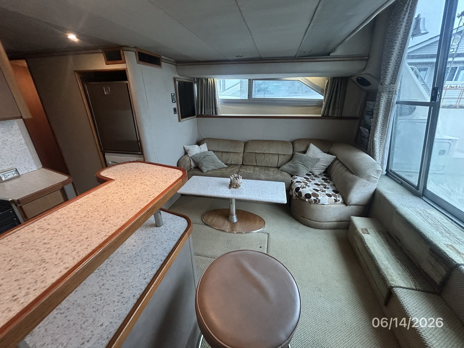 42' Cruisers salon starboard