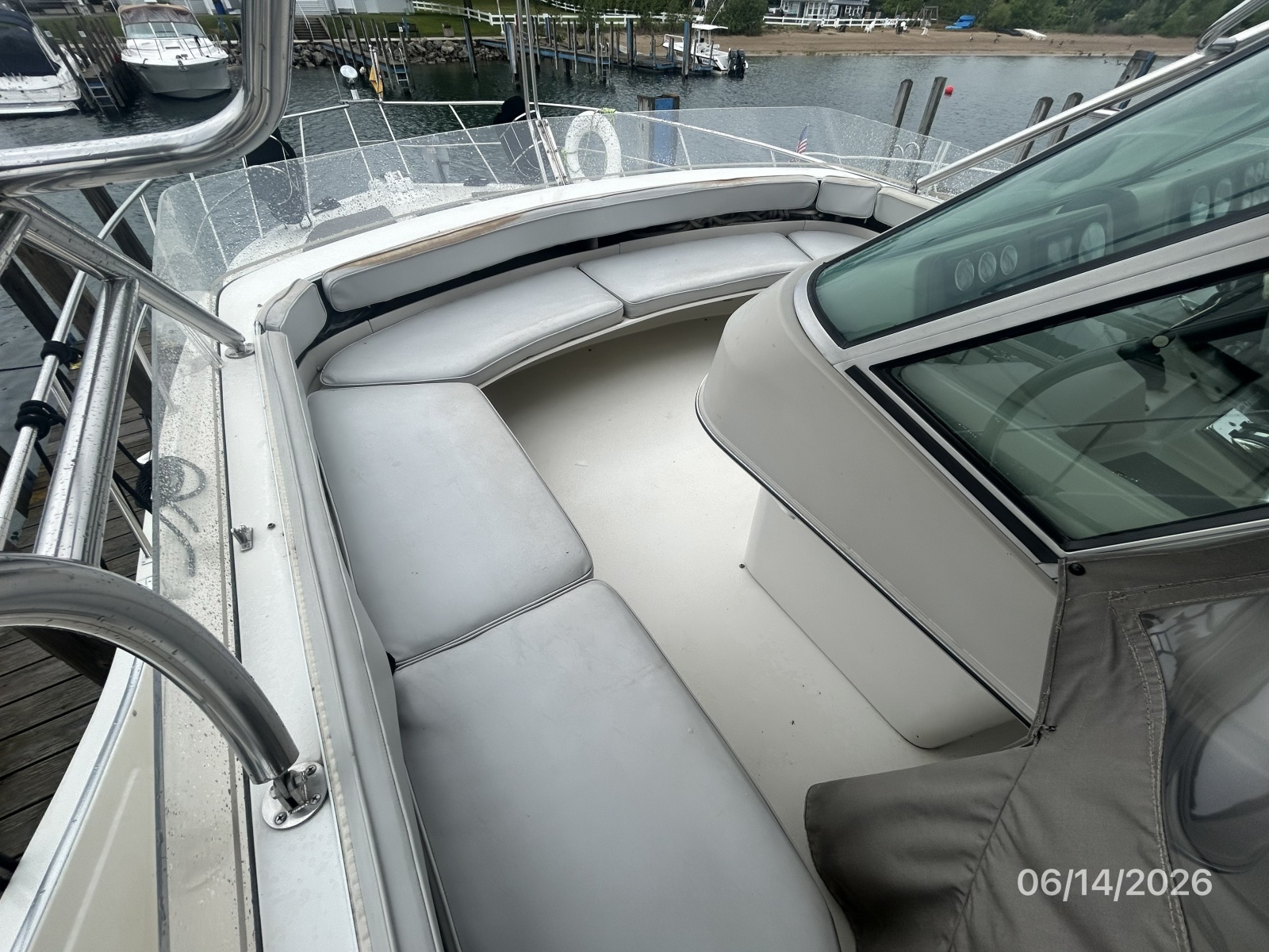 42' Cruisers flybridge forward seating1
