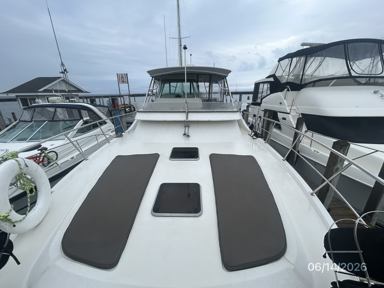 42' Cruisers foredeck aft
