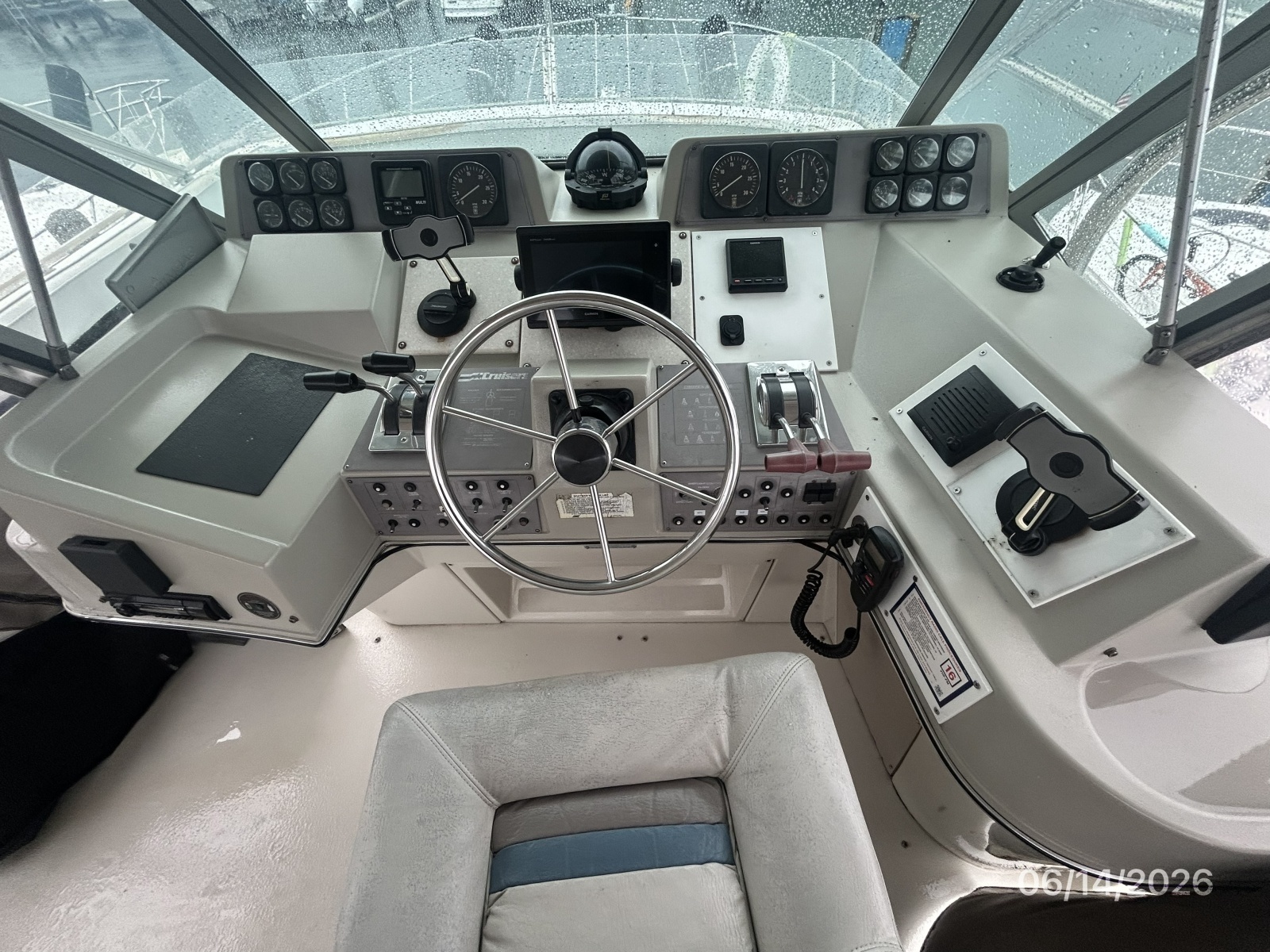 42' Cruisers flybridge helm2