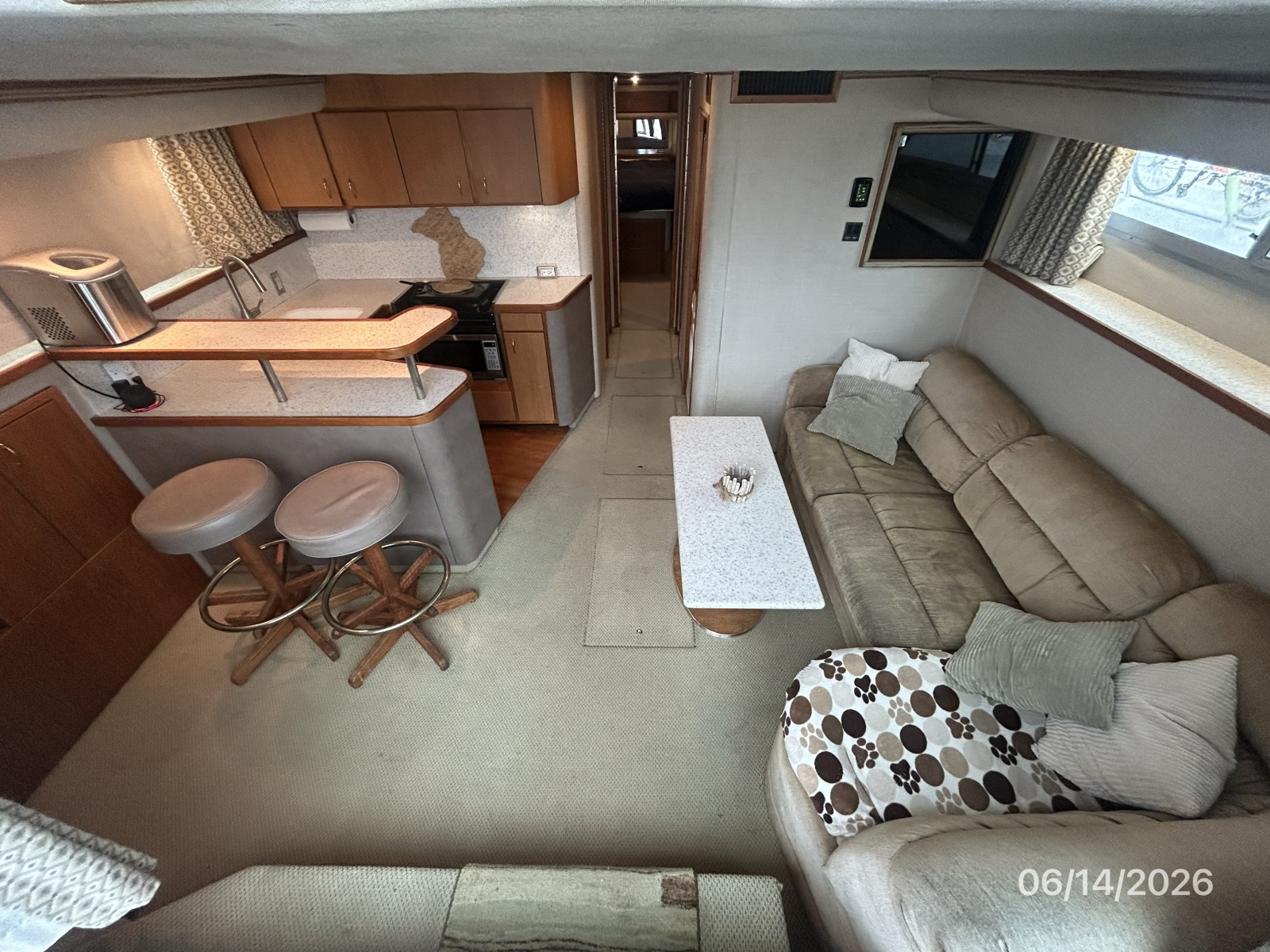 42' Cruisers salon forward