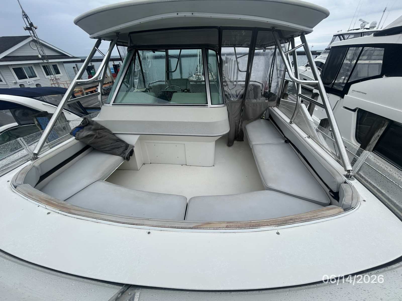 42' Cruisers flybridge forward seating2