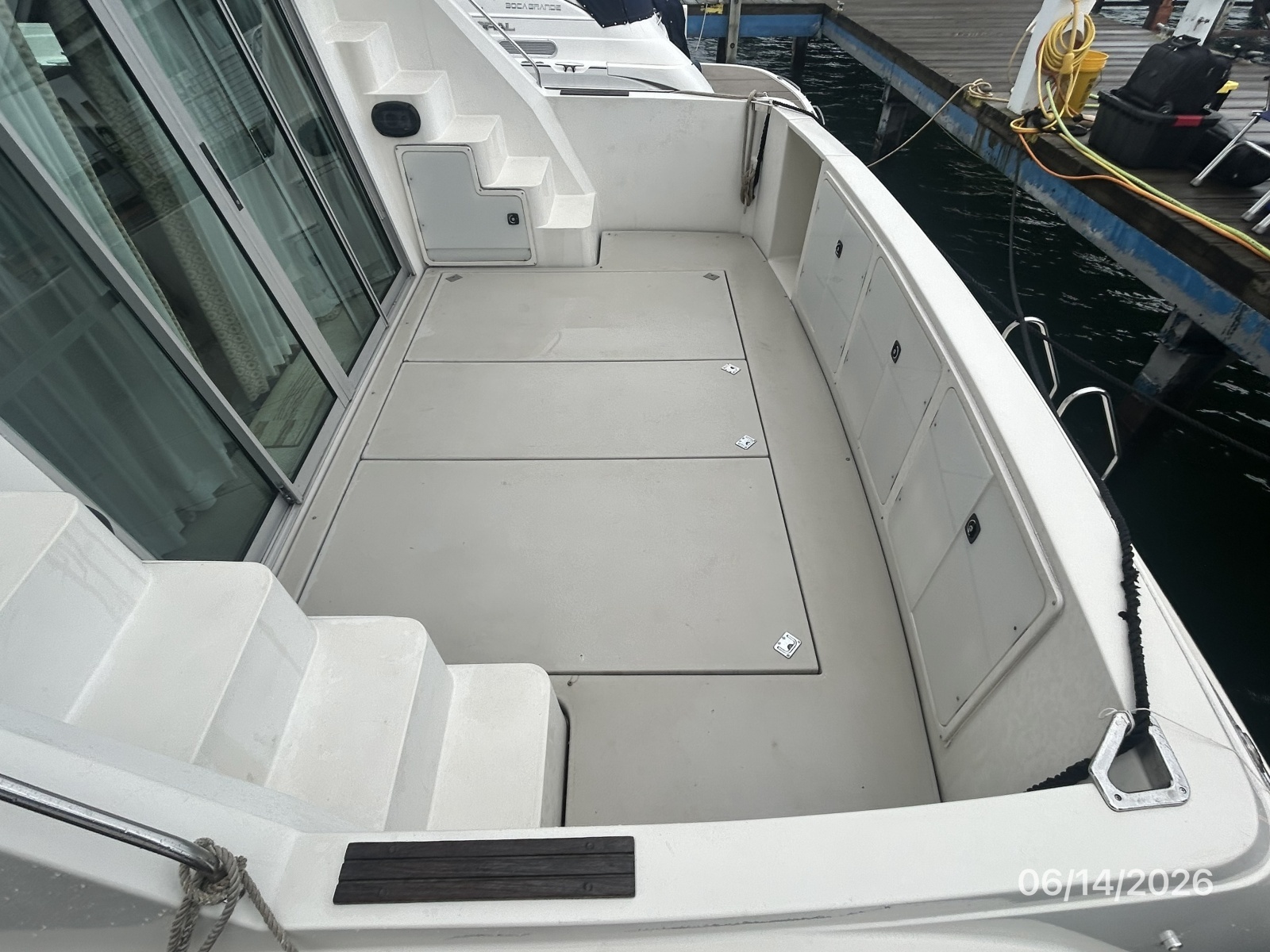 42' Cruisers cockpit starboard