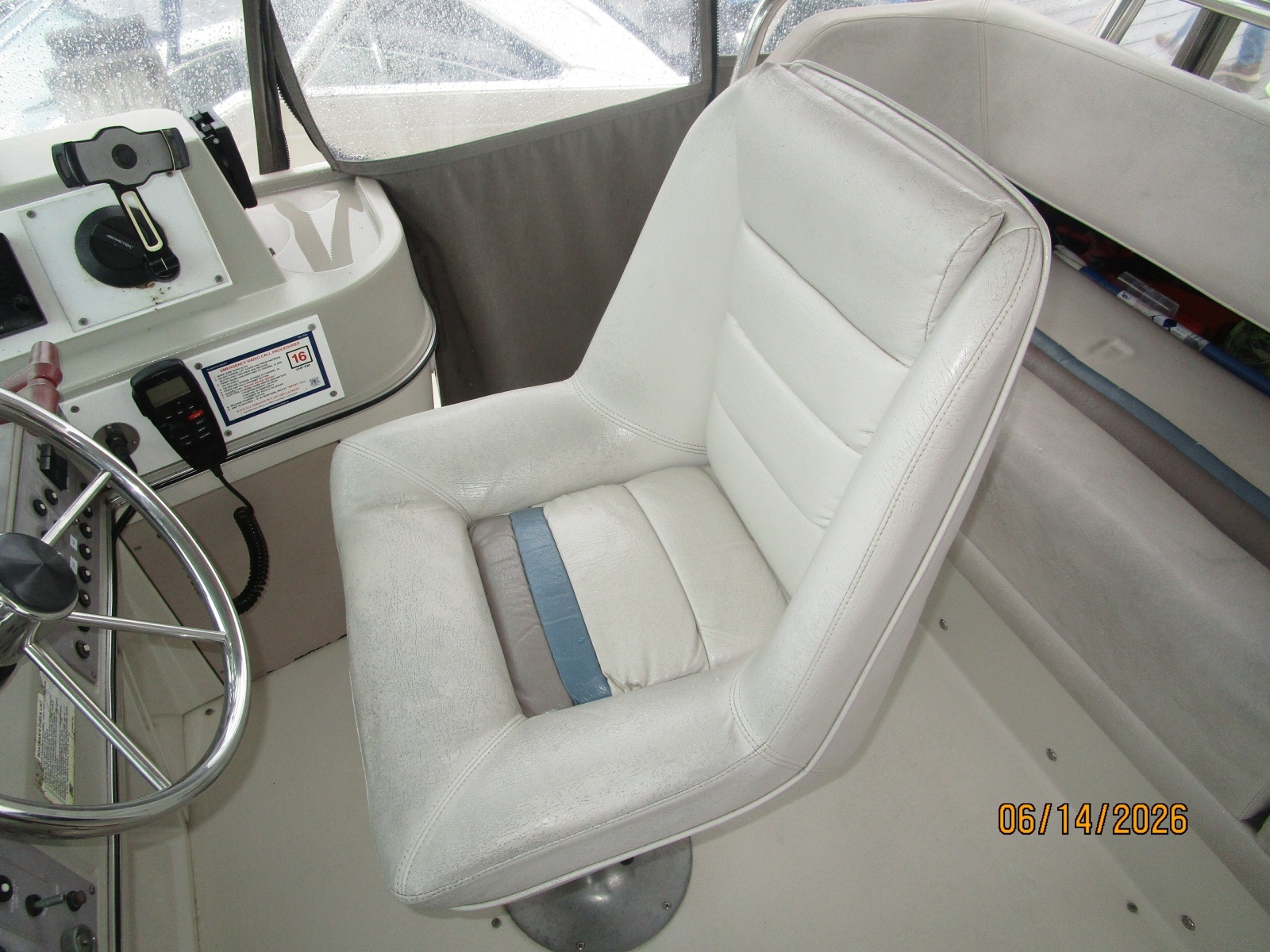 42' Cruisers flybridge helmseat