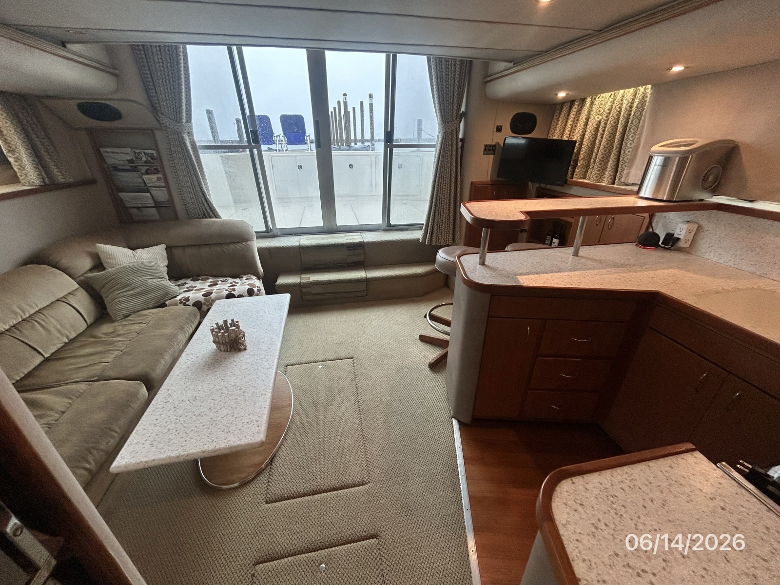 42' Cruisers salon aft